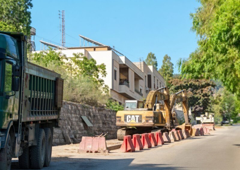فريد البستاني يتابع أعمال التزفيت والصيانة على طريق كفرحيم – دير القمر